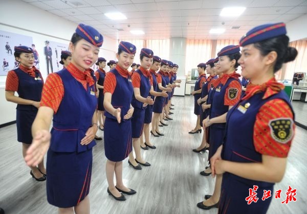“咬著筷子練微笑”的背后 武漢高鐵明星服務隊的禮儀是怎樣煉成的？